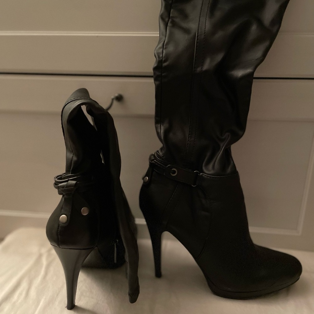 Fitted black boots